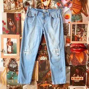 LEVI’S | Boyfriend Distressed Light Wash Crop Jean